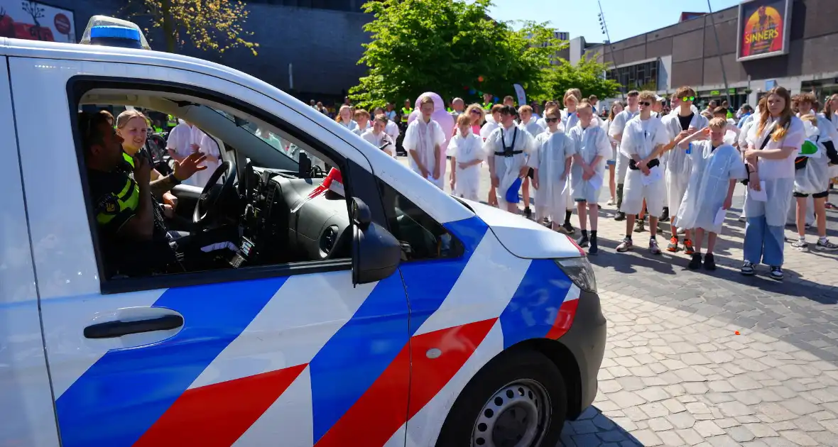 Tientallen jongeren op de vlucht voor politie - Foto 13