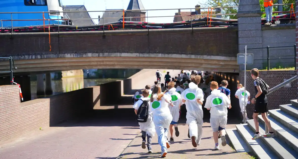 Tientallen jongeren op de vlucht voor politie - Foto 17
