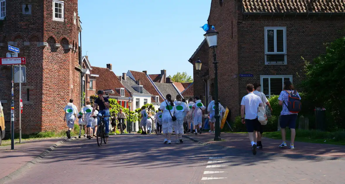Tientallen jongeren op de vlucht voor politie - Foto 18