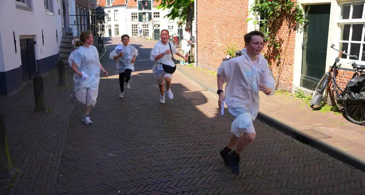 Tientallen jongeren op de vlucht voor politie - Foto 22