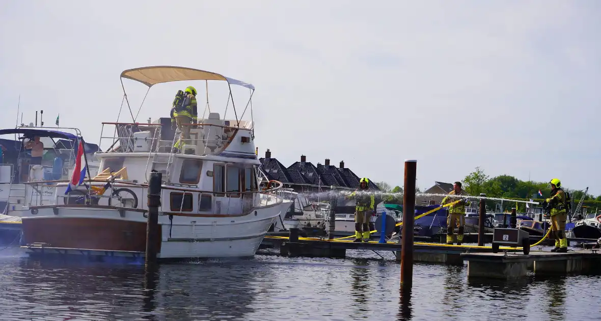 Brandweer aan de slag met blussen van bootbrand