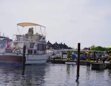 Brandweer aan de slag met blussen van bootbrand