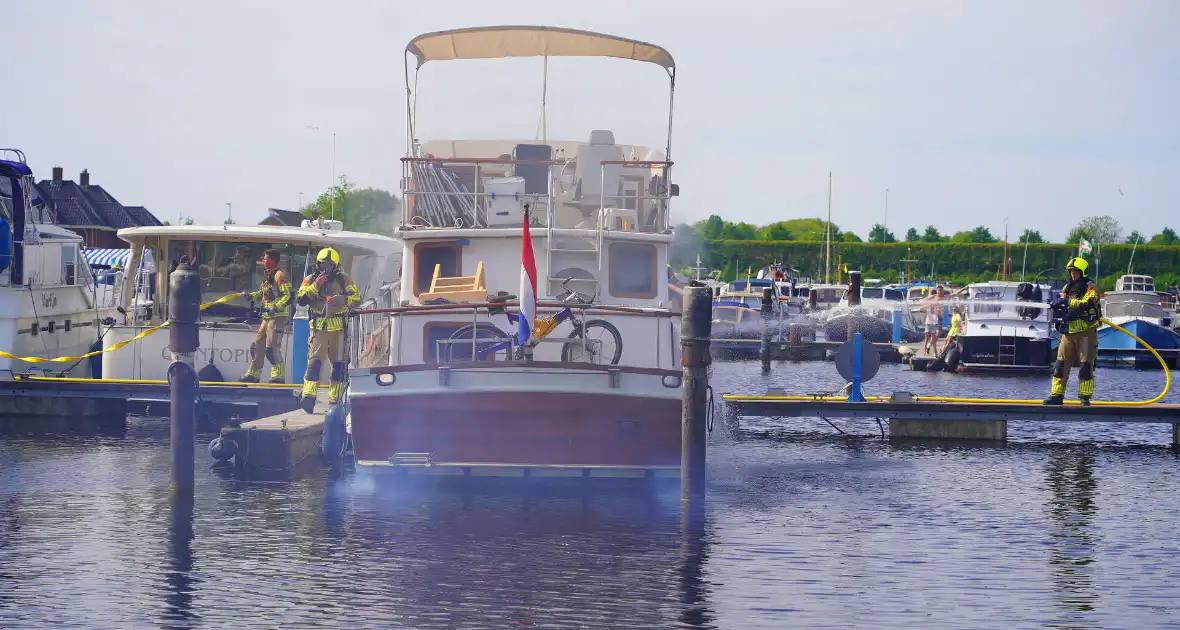 Brandweer aan de slag met blussen van bootbrand - Foto 1