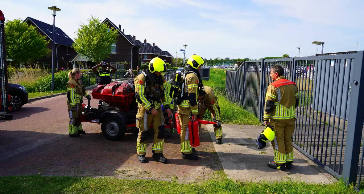 Brandweer aan de slag met blussen van bootbrand - Foto 10