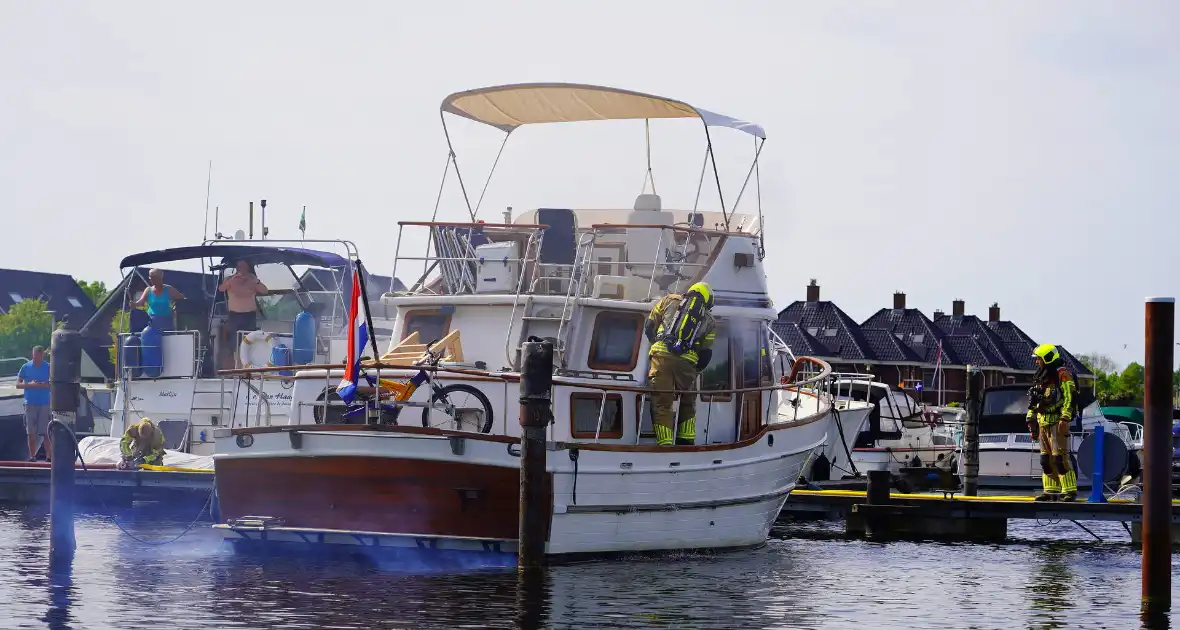 Brandweer aan de slag met blussen van bootbrand - Foto 2