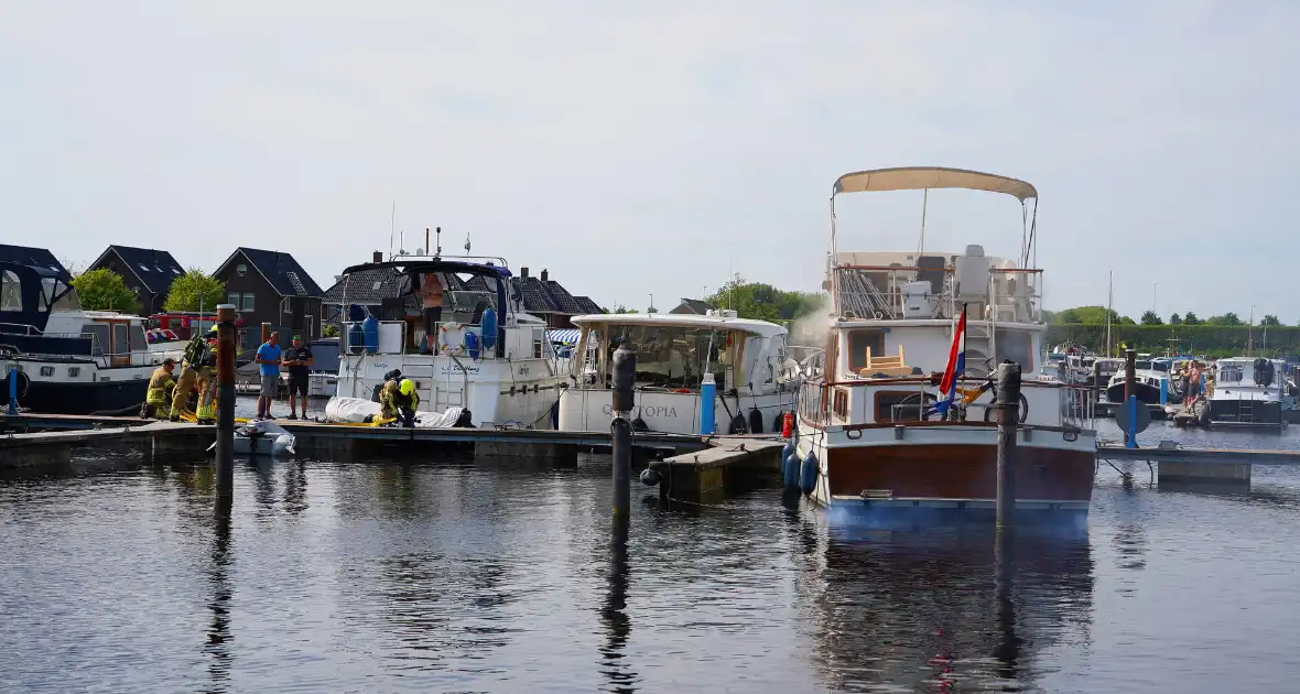 Brandweer aan de slag met blussen van bootbrand - Foto 3