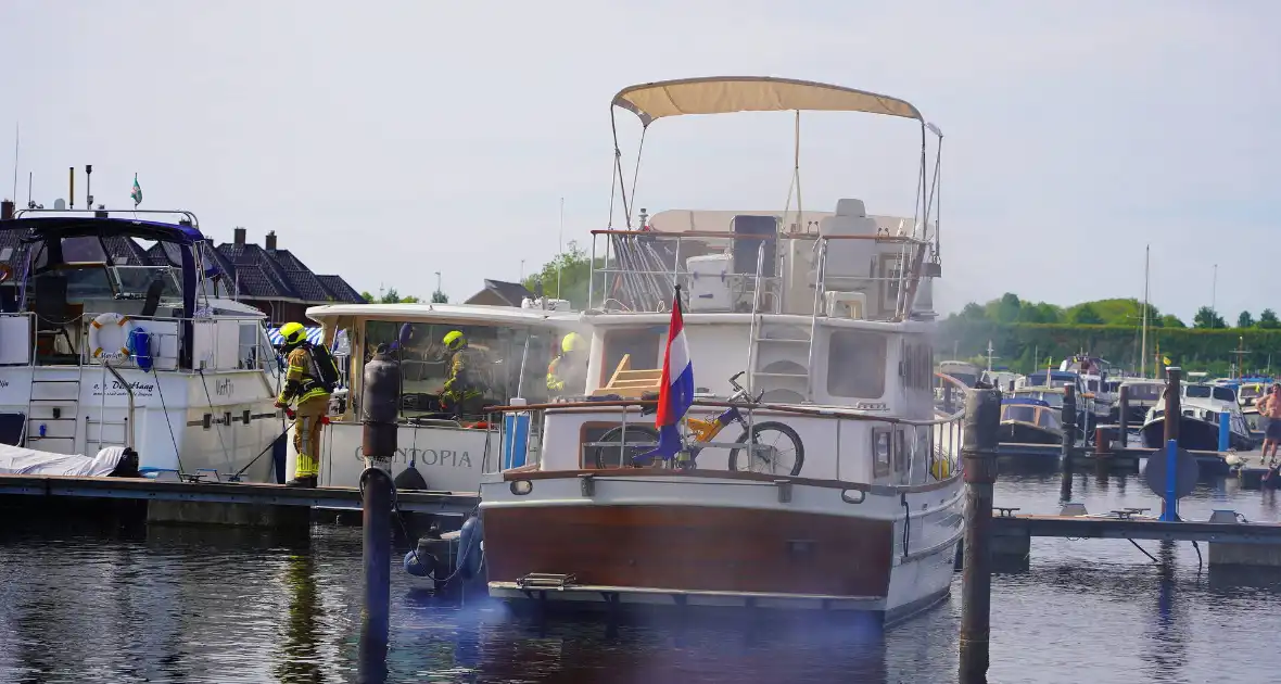 Brandweer aan de slag met blussen van bootbrand - Foto 4