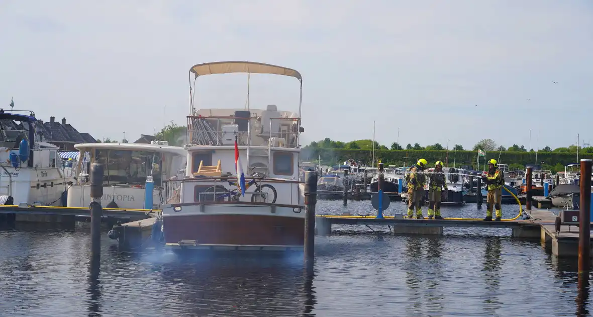 Brandweer aan de slag met blussen van bootbrand - Foto 5
