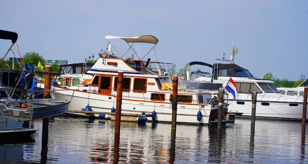 Brandweer aan de slag met blussen van bootbrand - Foto 6