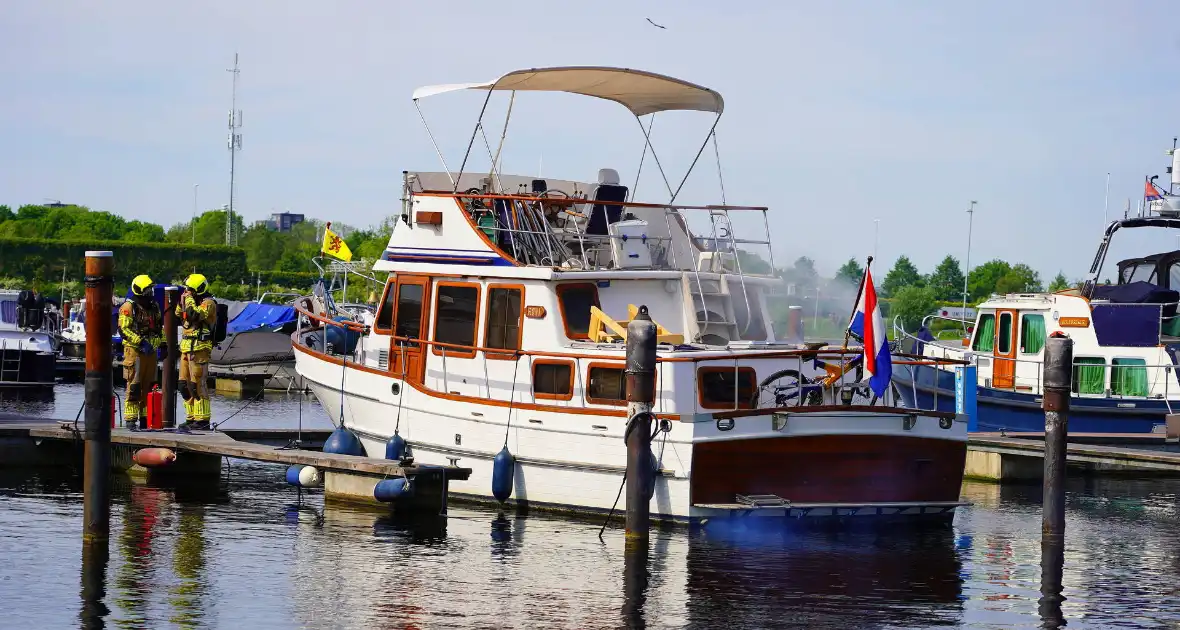 Brandweer aan de slag met blussen van bootbrand - Foto 7