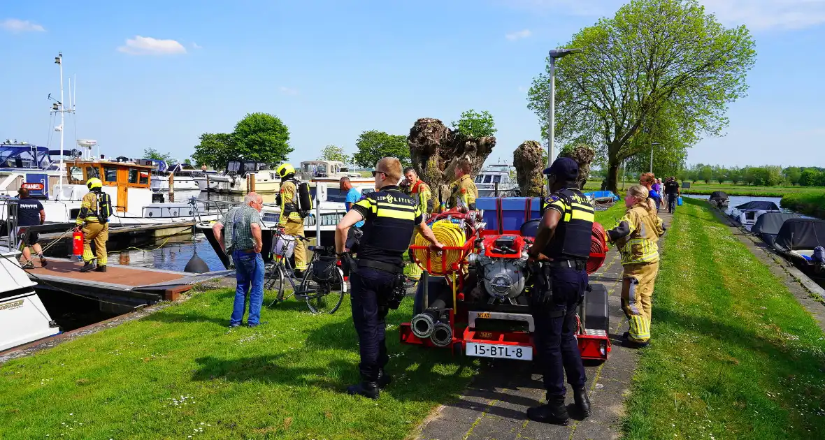Brandweer aan de slag met blussen van bootbrand - Foto 8