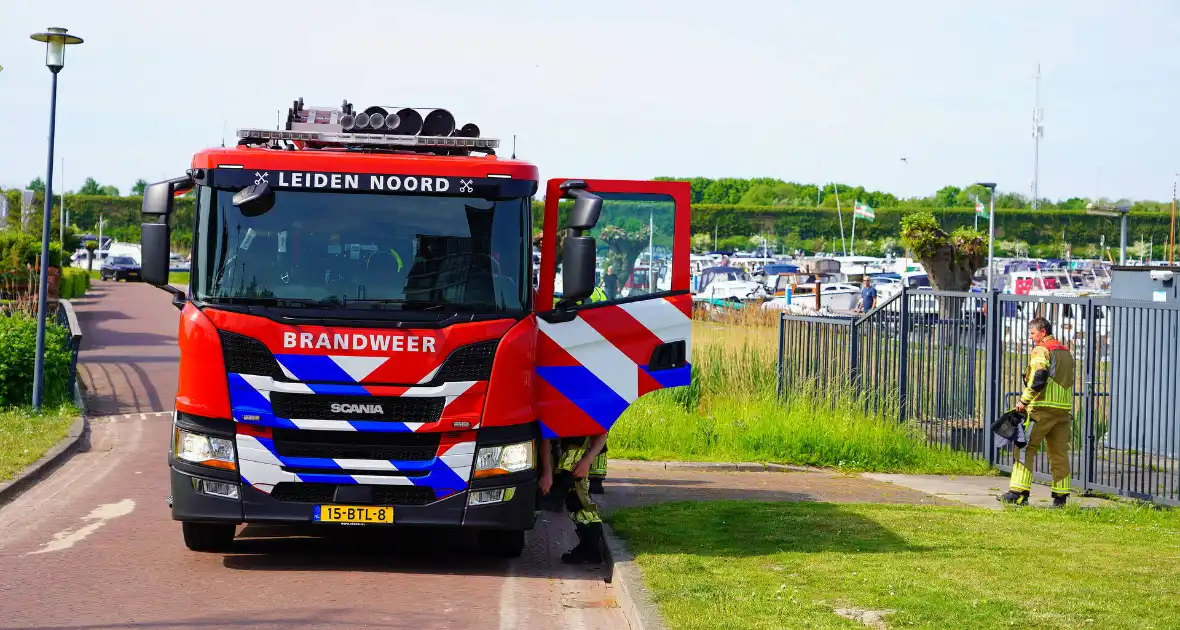Brandweer aan de slag met blussen van bootbrand - Foto 9