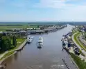 Groot jacht passeert sluis