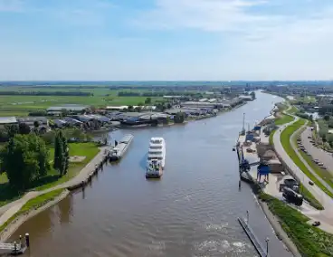 Groot jacht passeert sluis