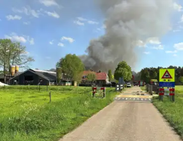 Grote brand in stal zorgt voor rookontwikkeling
