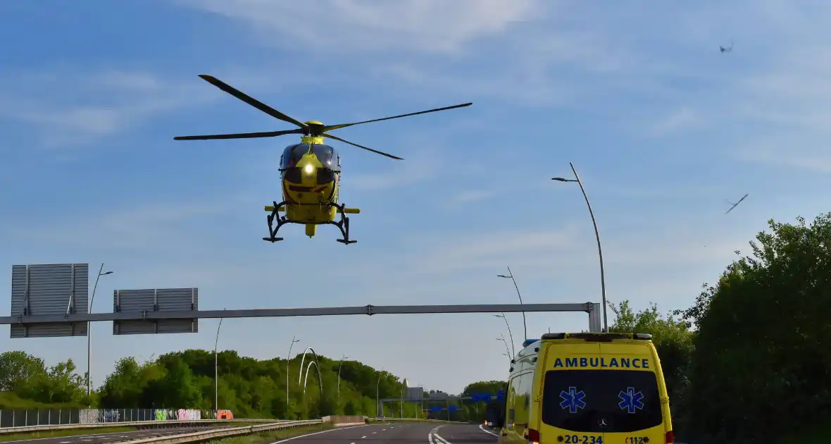 Auto belandt op zijn kop na ongeval, traumateam ingezet