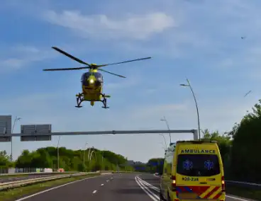 Auto belandt op zijn kop na ongeval, traumateam ingezet