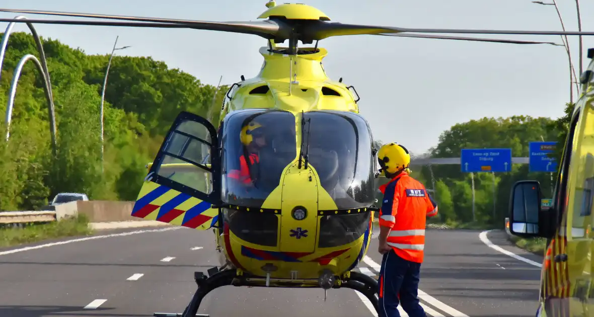 Auto belandt op zijn kop na ongeval, traumateam ingezet - Foto 1
