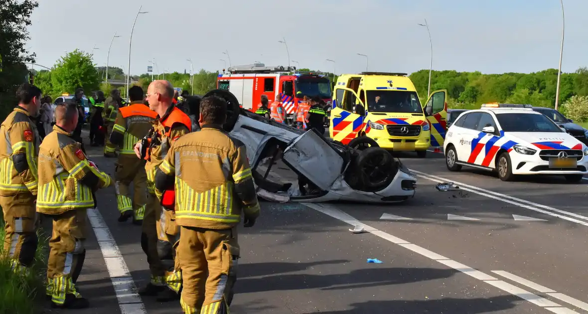Auto belandt op zijn kop na ongeval, traumateam ingezet - Foto 2