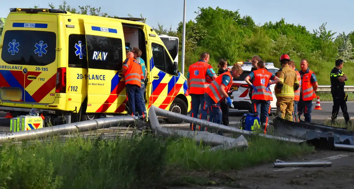 Auto belandt op zijn kop na ongeval, traumateam ingezet - Foto 3