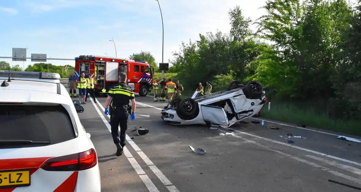 Auto belandt op zijn kop na ongeval, traumateam ingezet - Foto 4
