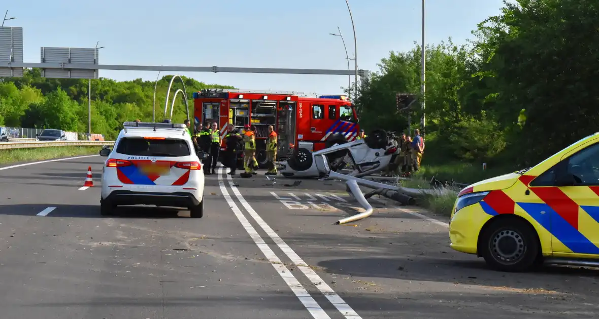 Auto belandt op zijn kop na ongeval, traumateam ingezet - Foto 5