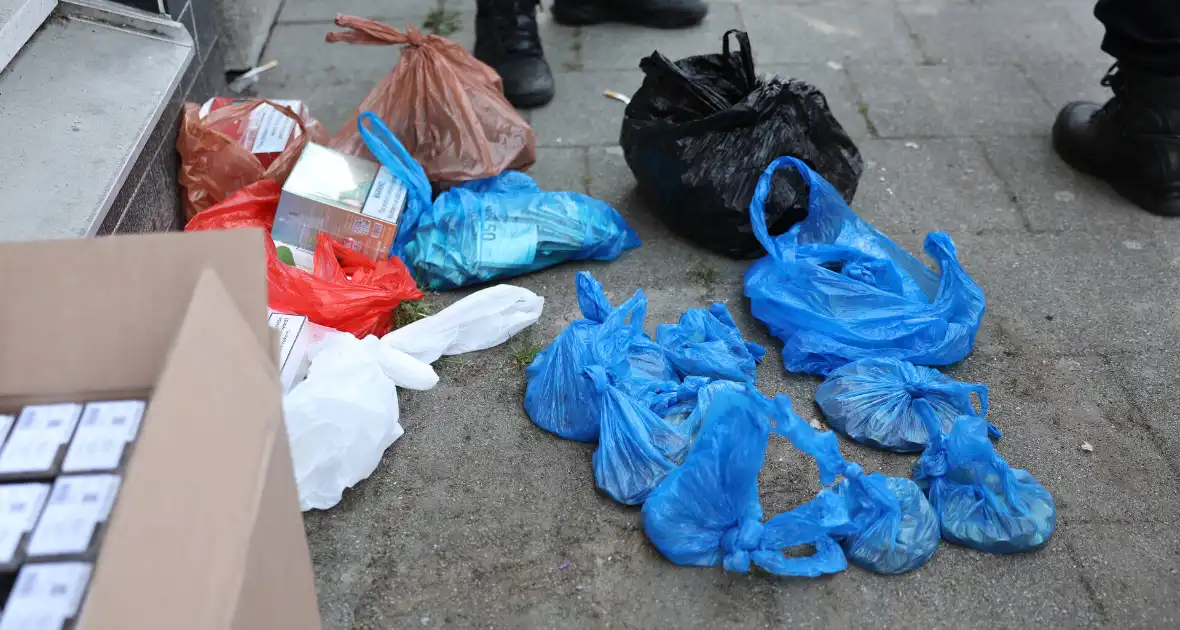 Illegale sigaretten en contant geld aangetroffen - Foto 16