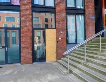 Explosie voor woning zorgt voor flinke schade