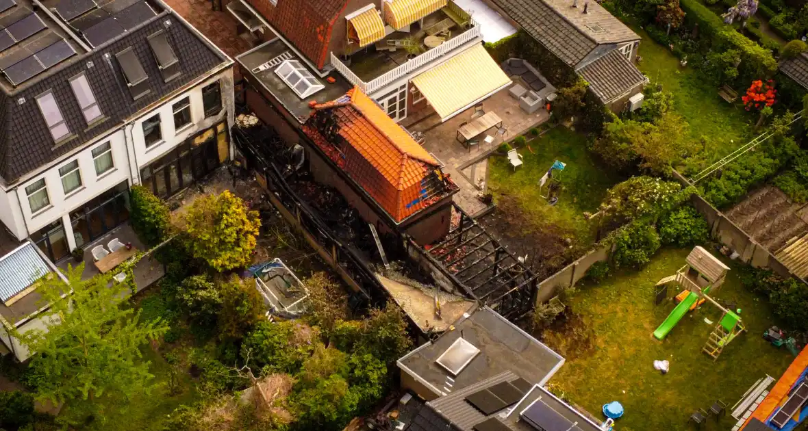 Schade bij daglicht goed te zien na grote nachtelijke brand - Foto 6