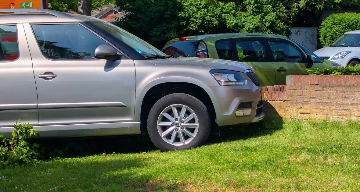 Automobilist verliest macht over het stuur en raakt muur