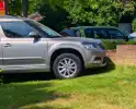 Automobilist verliest macht over het stuur en raakt muur