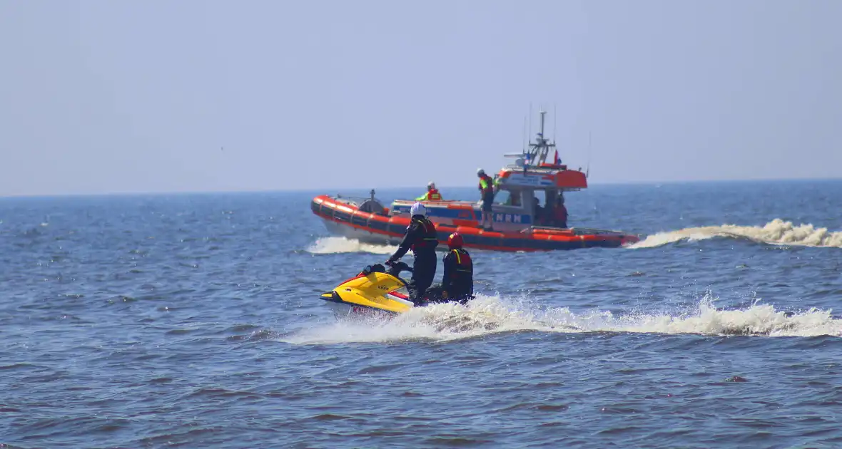 Zoekactie naar vermiste persoon op strand - Foto 1