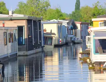 Woonboot maakt water aan Braakdijk