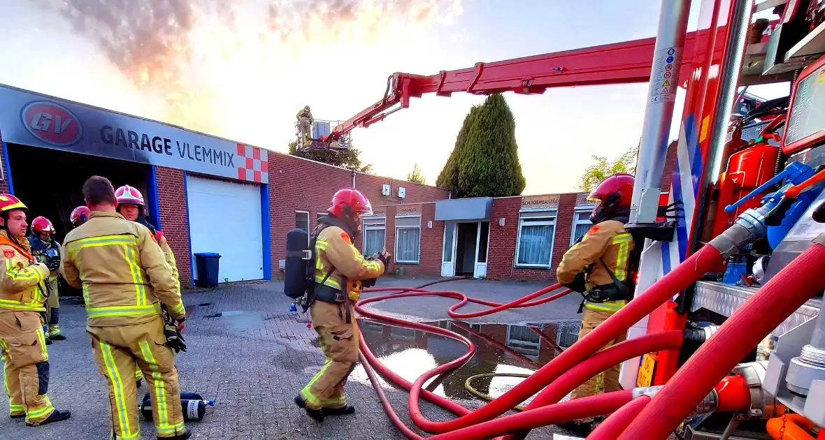 Forse rookwolken bij grote brand in autogarage