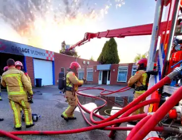 Forse rookwolken bij grote brand in autogarage