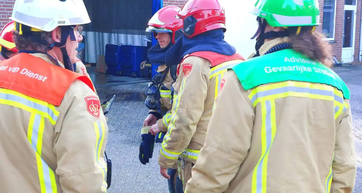 Forse rookwolken bij grote brand in autogarage - Foto 1