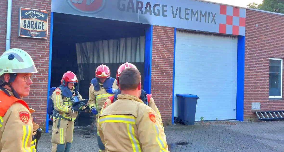 Forse rookwolken bij grote brand in autogarage - Foto 2