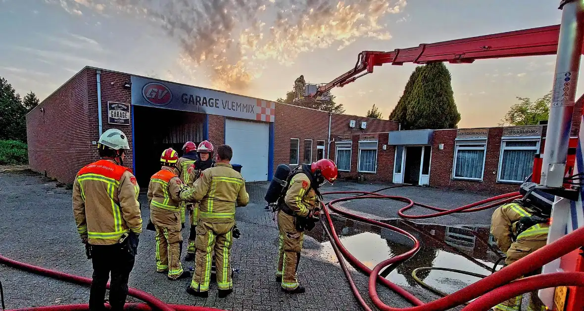 Forse rookwolken bij grote brand in autogarage - Foto 3