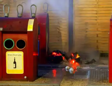 Brand in en naast ondergrondse container