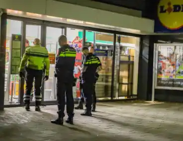 Deur uit sponning geblazen door explosie