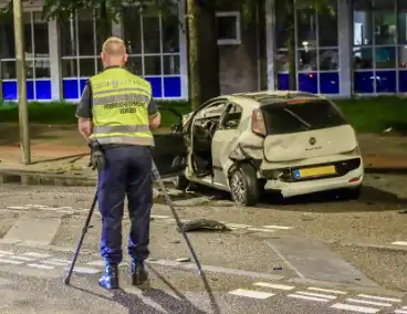 Auto vliegt in brand na aanrijding tijdens politieachtervolging