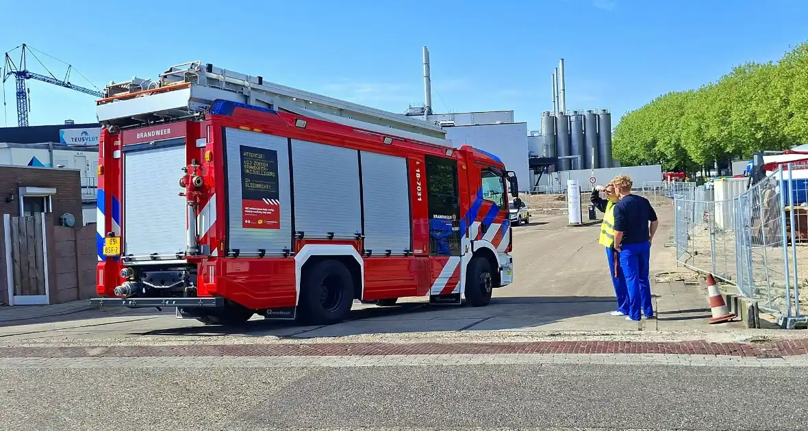 Brandweer druk bezig met brandbestrijding bij voedselfabrikant