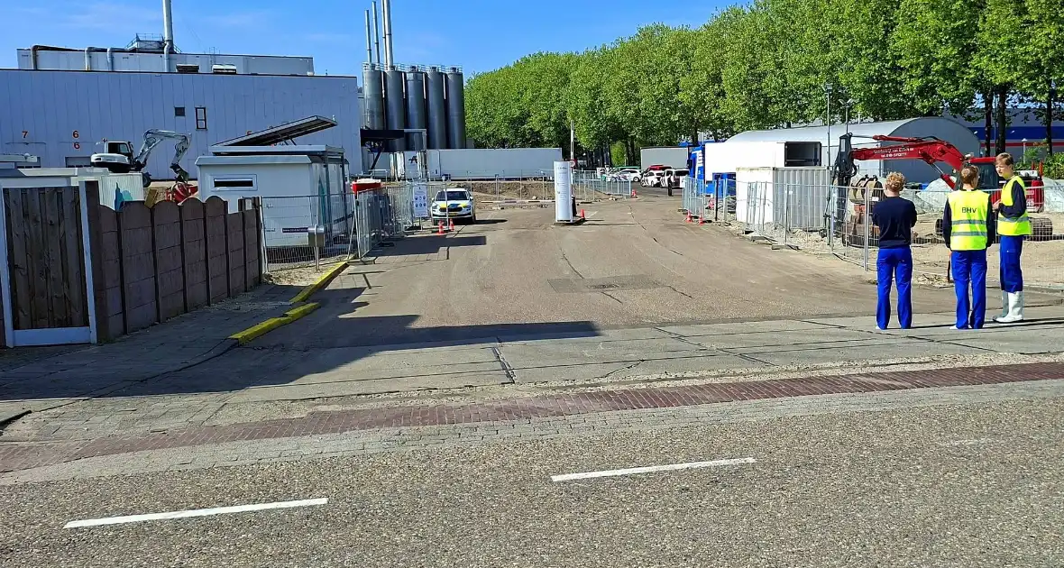Brandweer druk bezig met brandbestrijding bij voedselfabrikant - Foto 1