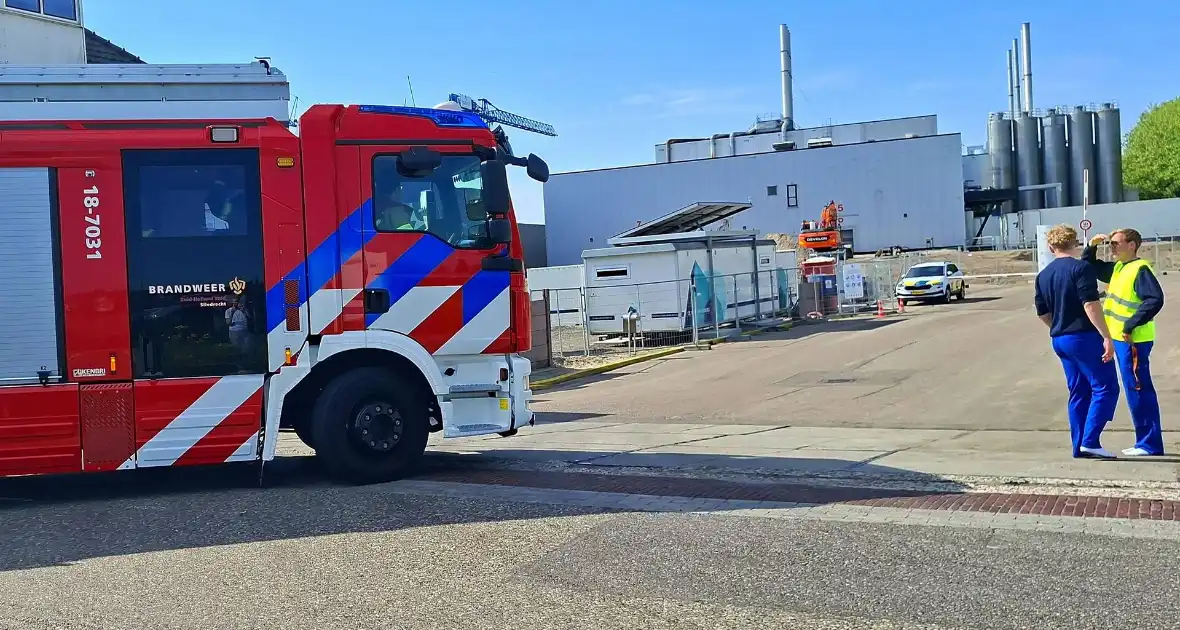Brandweer druk bezig met brandbestrijding bij voedselfabrikant - Foto 3