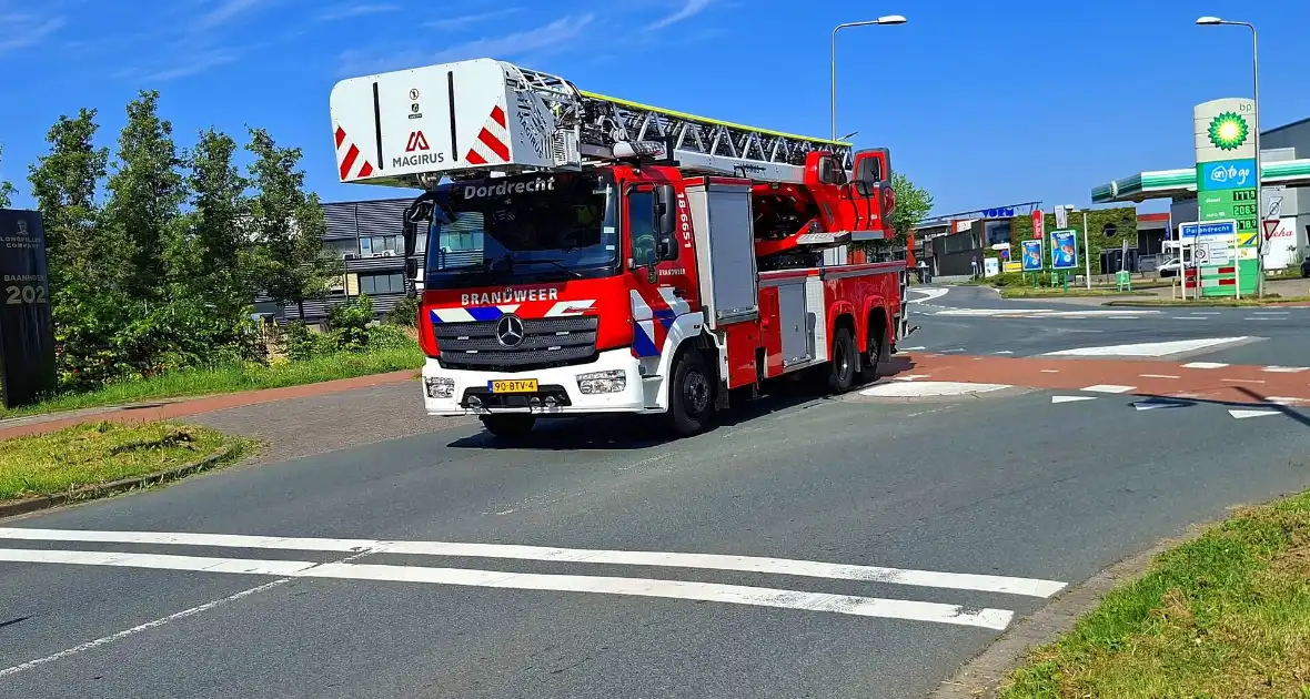 Brandweer druk bezig met brandbestrijding bij voedselfabrikant - Foto 4