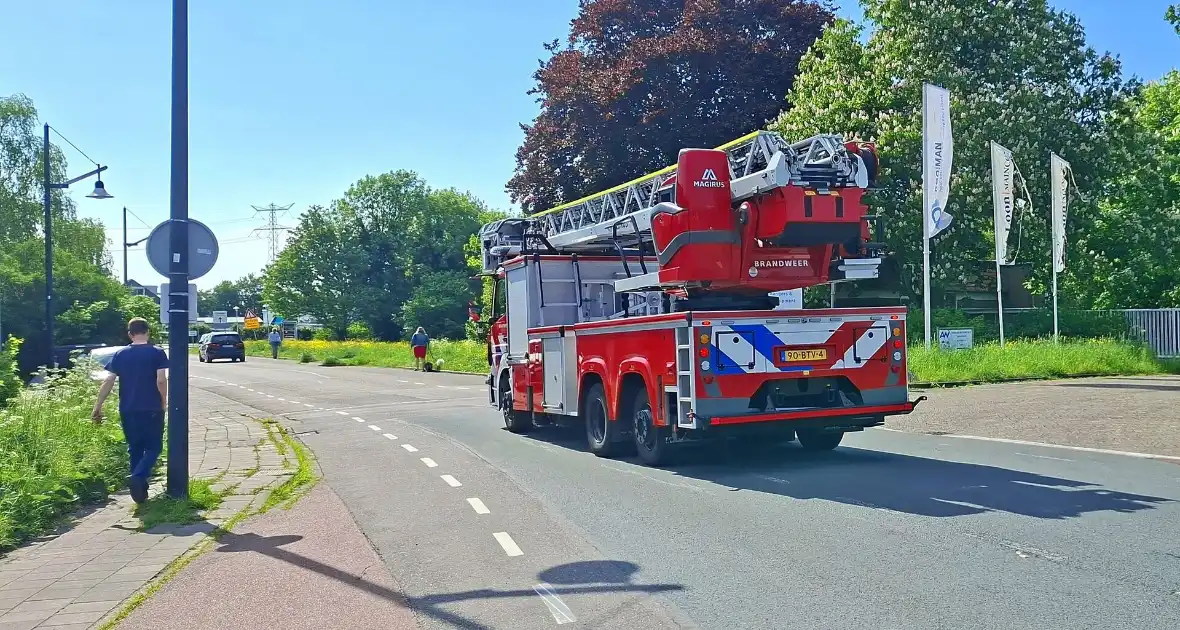 Brandweer druk bezig met brandbestrijding bij voedselfabrikant - Foto 5
