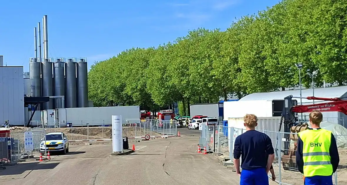 Brandweer druk bezig met brandbestrijding bij voedselfabrikant - Foto 6