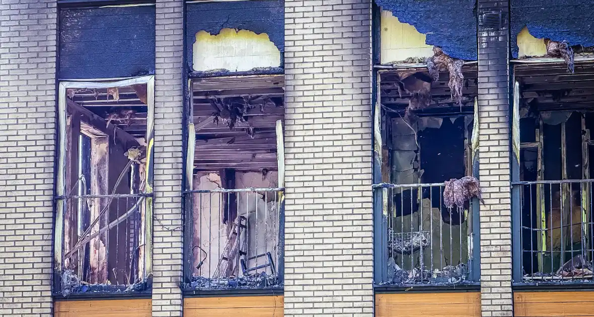 Uitslaande brand in appartementencomplex leidt tot grote schade - Foto 1