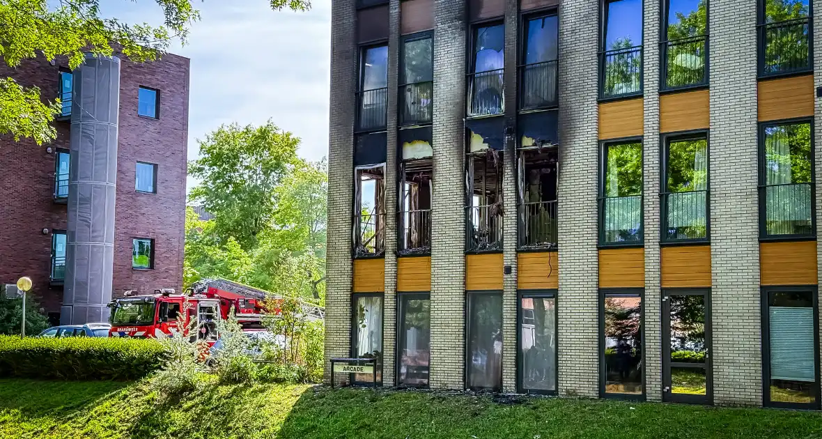 Uitslaande brand in appartementencomplex leidt tot grote schade - Foto 2