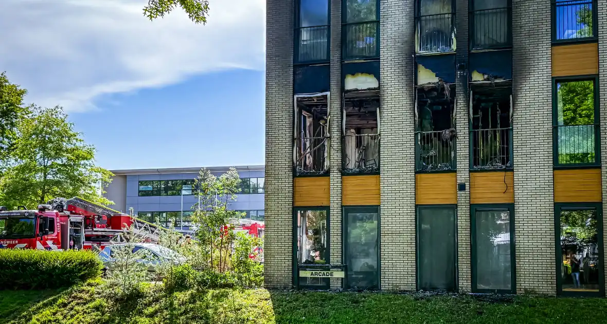 Uitslaande brand in appartementencomplex leidt tot grote schade - Foto 3